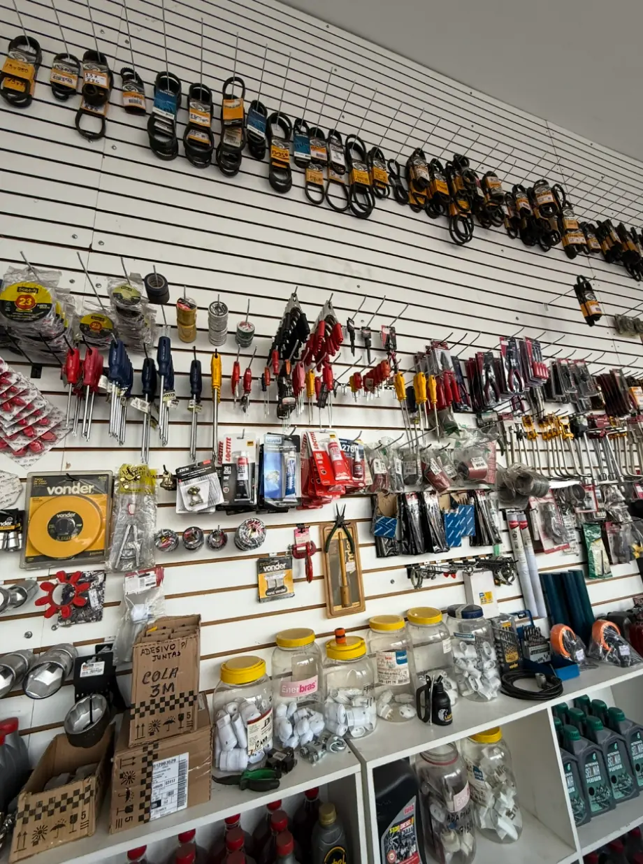 Parede de produtos com ferramentas e ferragens na loja Tratormar