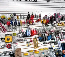Parede de produtos com correias e ferramentas na loja Tratormar