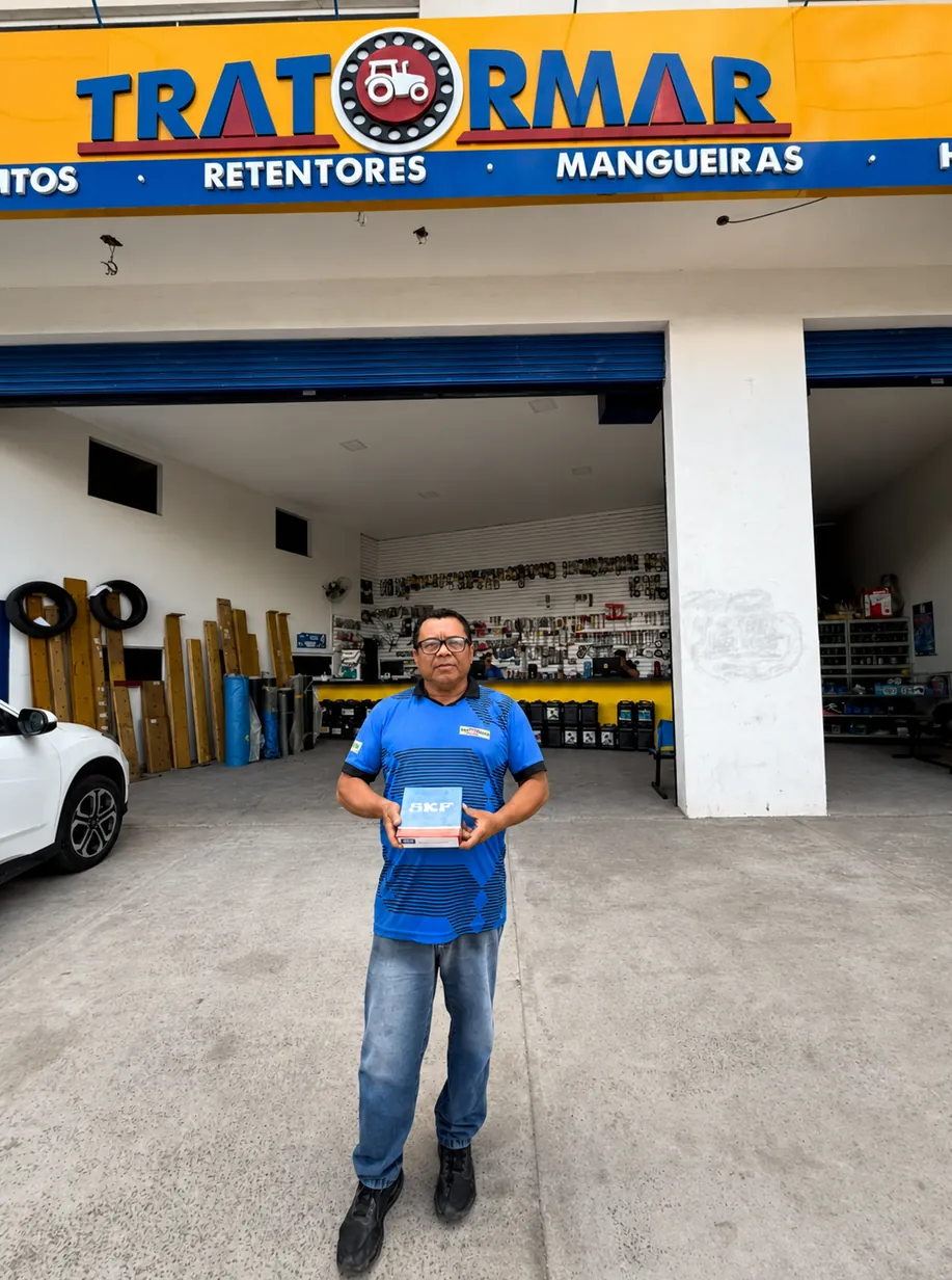 Integrante da equipe Tratormar em frente à loja em São Luís